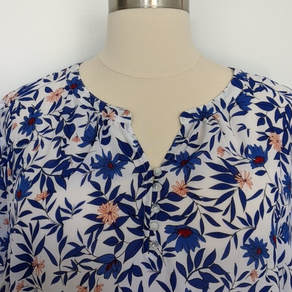 Liz Claiborne sheer floral blouse - Picture 2 of 6